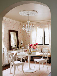 Wallpaper with floral motifs